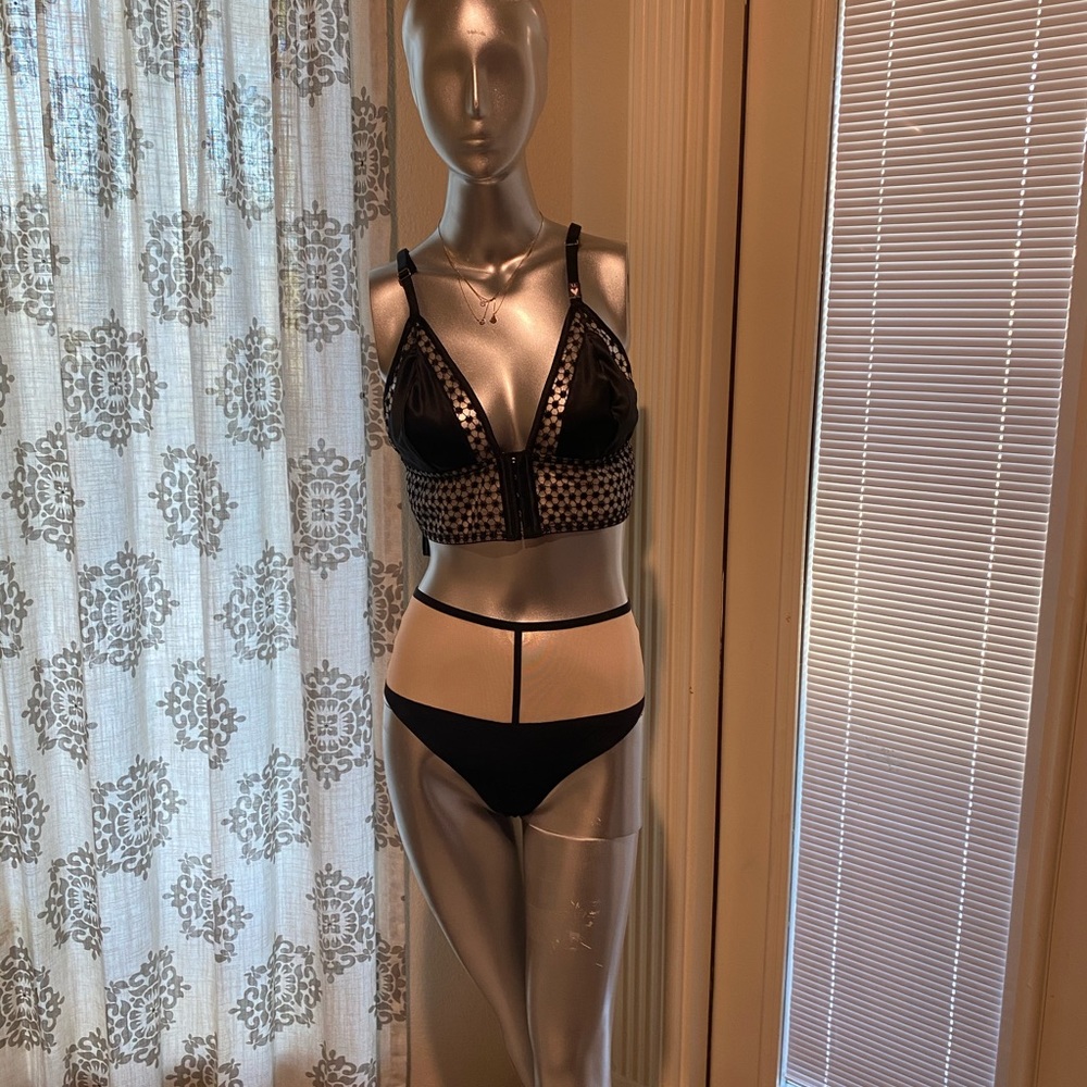 New Victoria  bralette hooks in the front XLarge